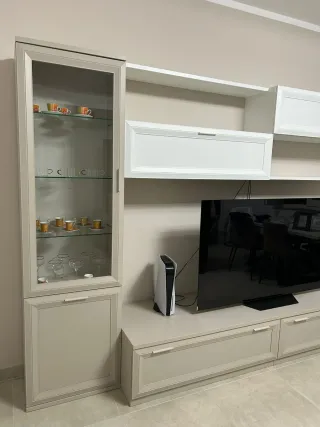 Parete attrezzata soggiorno beige e bianco