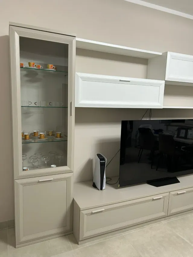 Parete attrezzata soggiorno beige e bianco