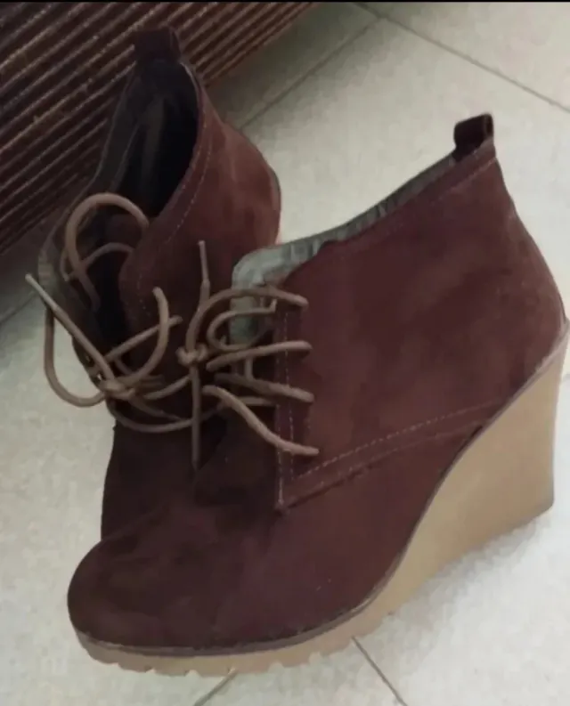 Botín cuña marrón