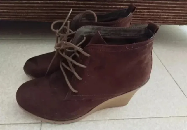 Botín cuña marrón