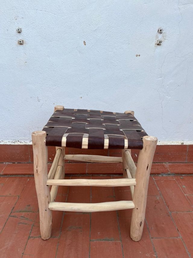 Taburete grande de cuero y madera