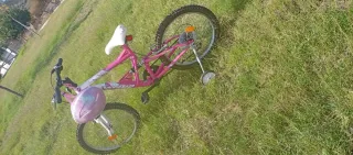 Bicicleta infantil rosa con ruedines