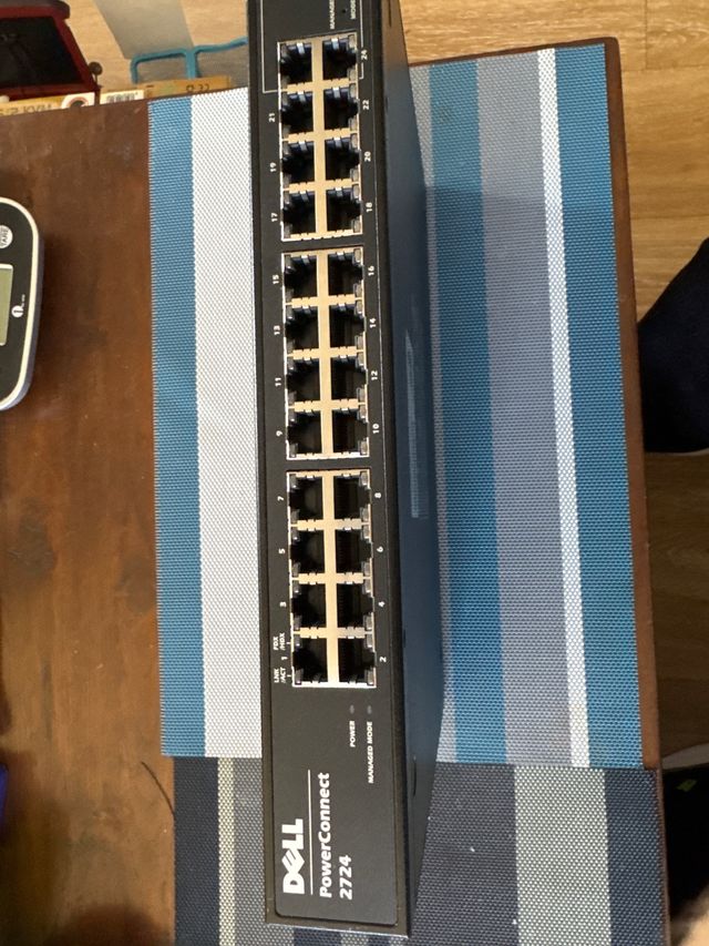 Switch Dell PowerConnect 2724