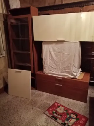 Parete soggiorno legno e vetro