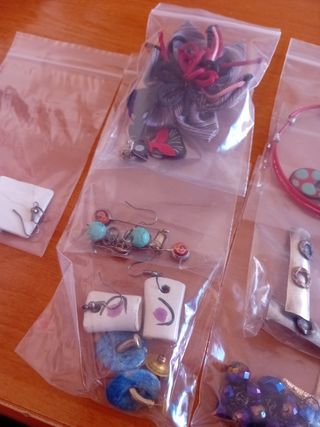 Lote de pendientes y complementos