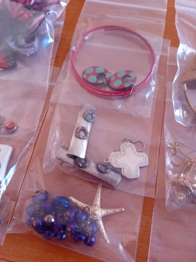 Lote de pendientes y complementos