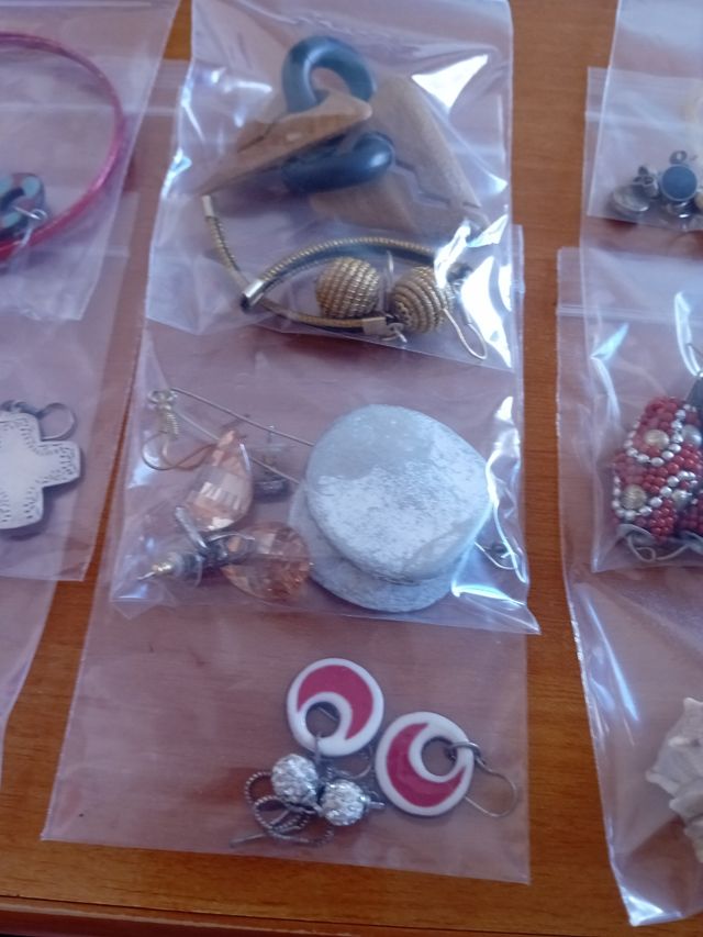 Lote de pendientes y complementos