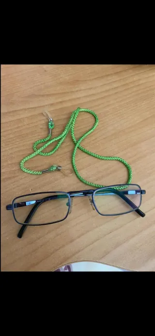 Occhiali con catenella verde