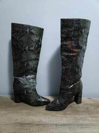 Botas altas efecto piel serpiente