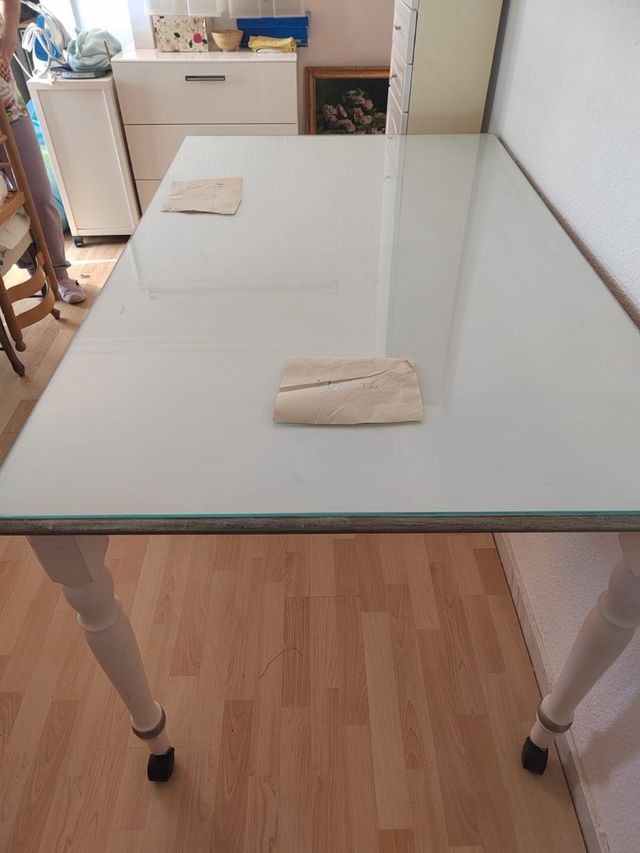 Mesa de cristal y madera