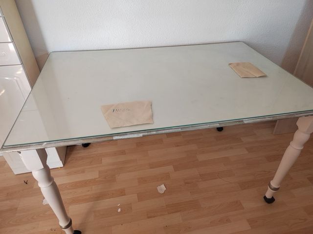 Mesa de cristal y madera