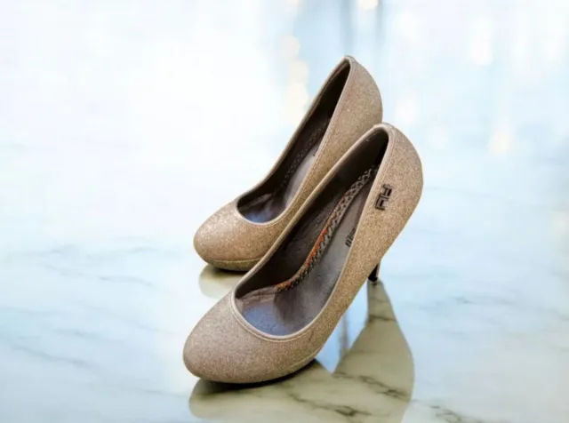 Décolleté dorate con plateau e tacco alto