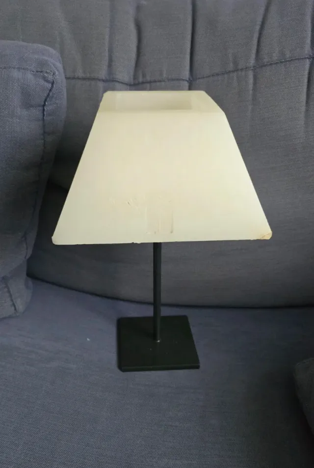 Vela piramidal blanca grande y soporte metalico