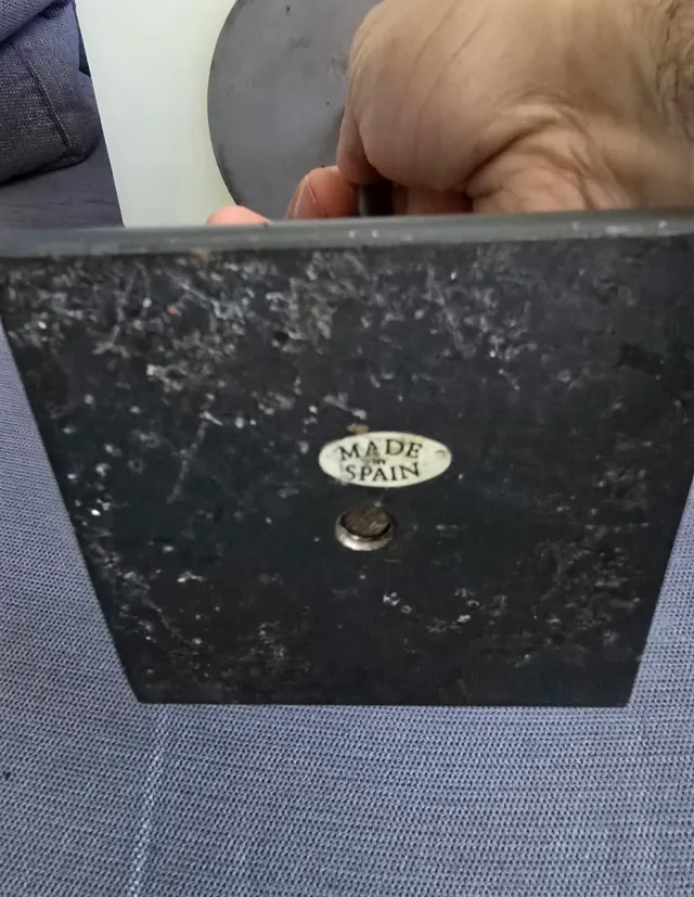 Vela piramidal blanca grande y soporte metalico