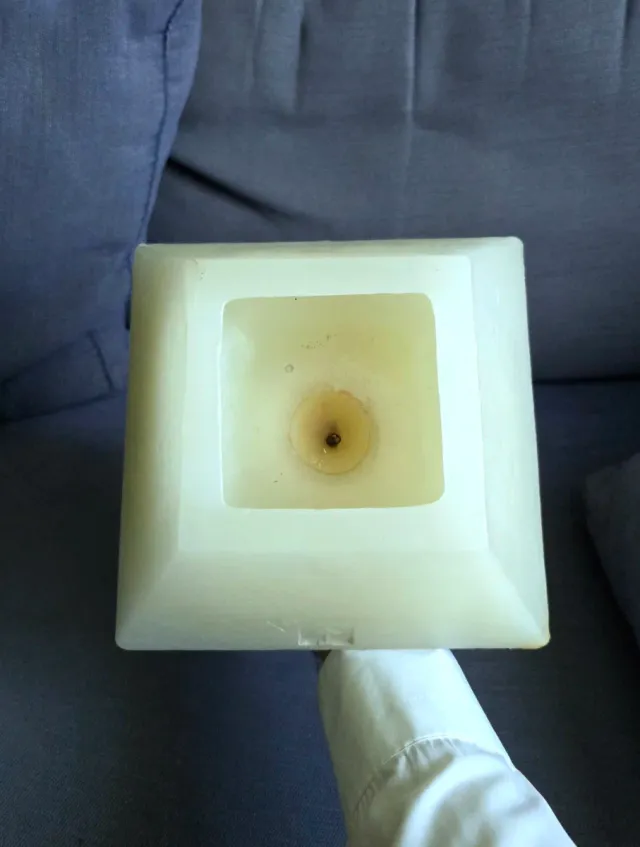 Vela piramidal blanca grande y soporte metalico