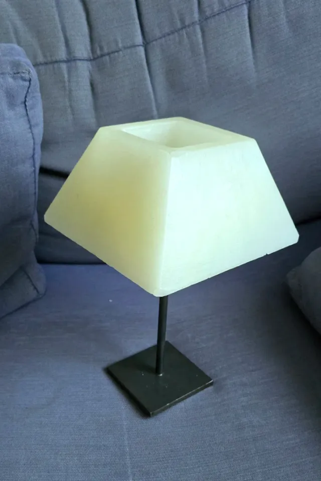 Vela piramidal blanca grande y soporte metalico