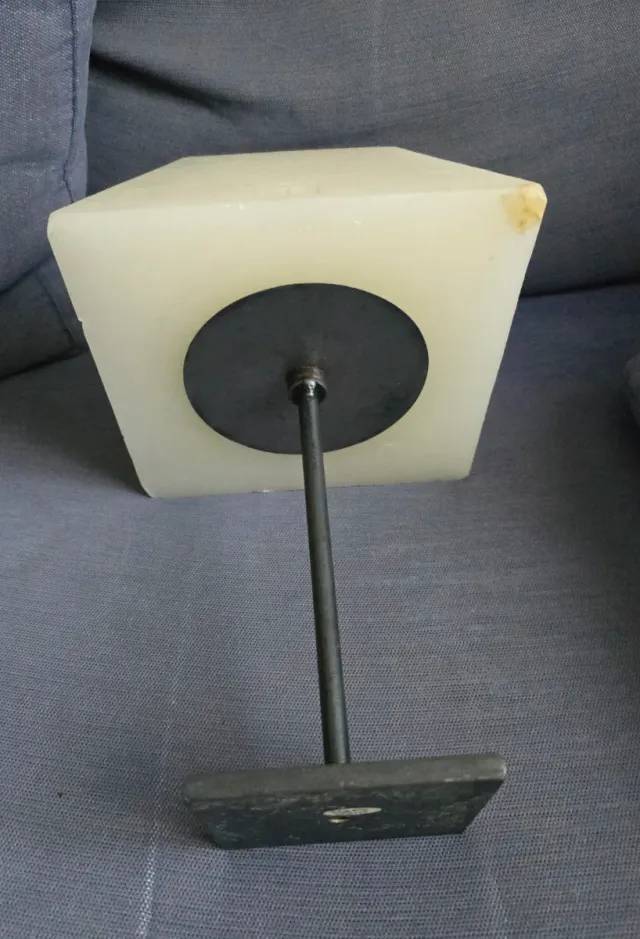 Vela piramidal blanca grande y soporte metalico