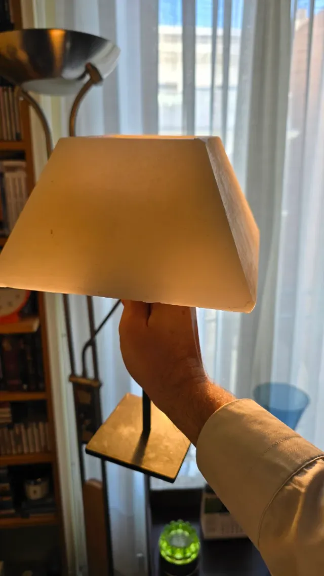 Vela piramidal blanca grande y soporte metalico