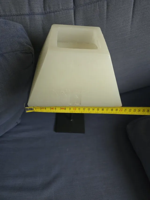 Vela piramidal blanca grande y soporte metalico