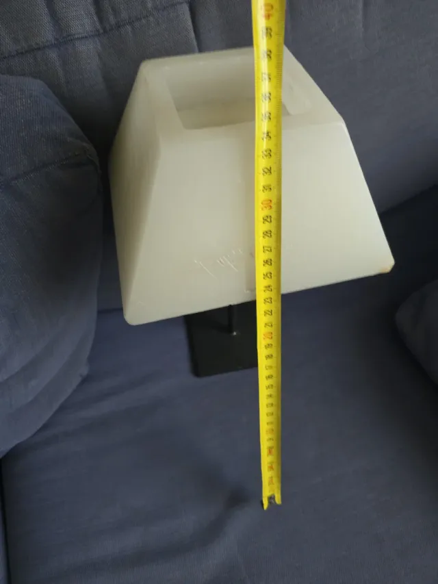 Vela piramidal blanca grande y soporte metalico