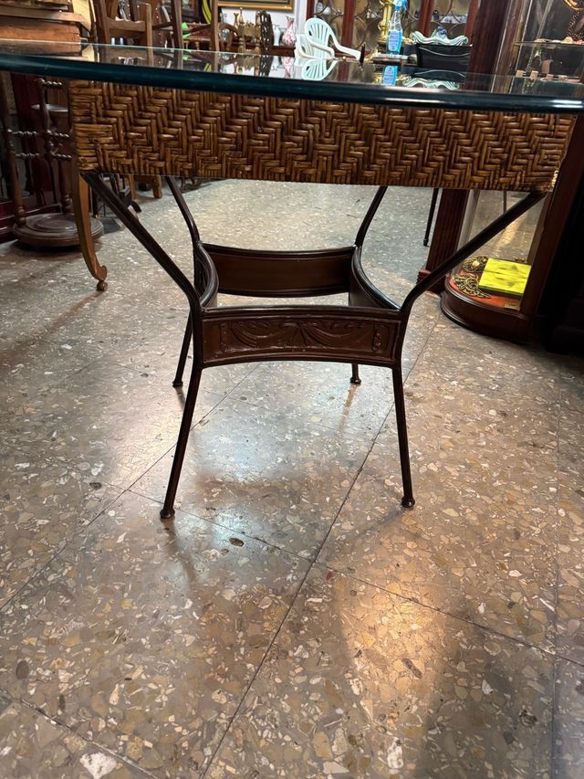 Mesa redonda cristal y mimbre