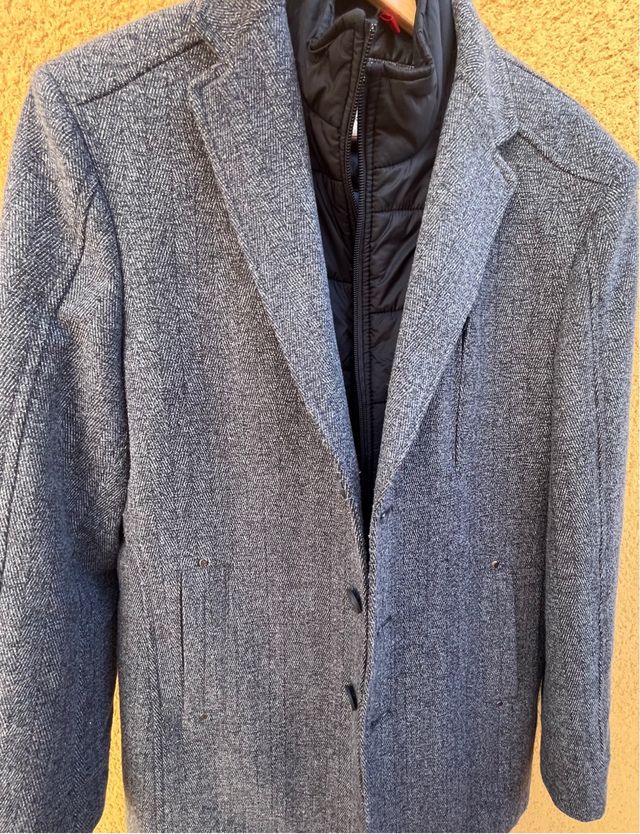 Abrigo gris con chaleco negro