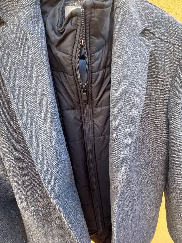 Abrigo gris con chaleco negro