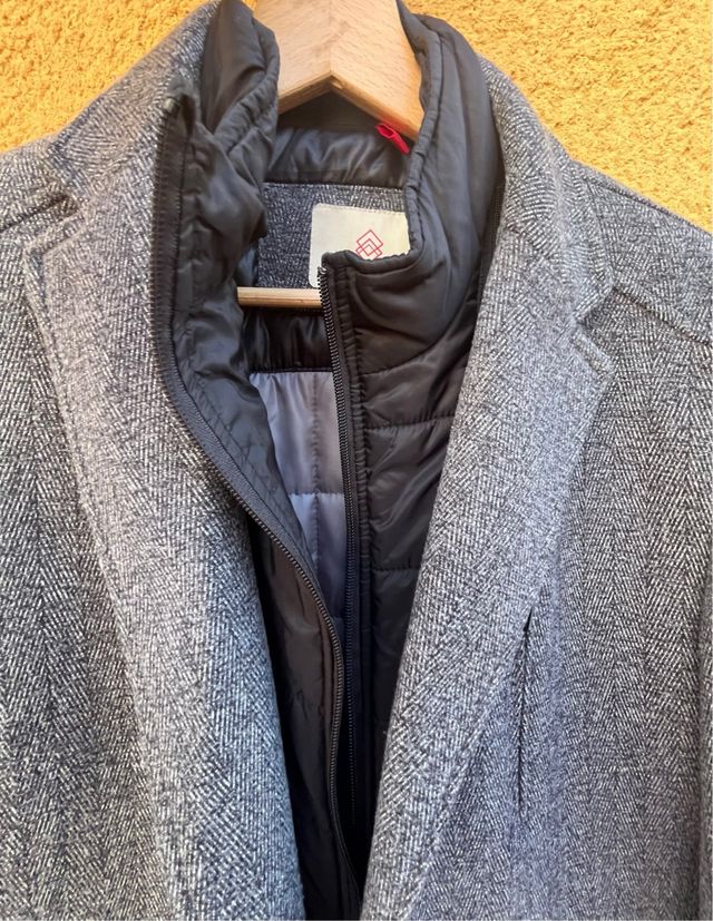 Abrigo gris con chaleco negro