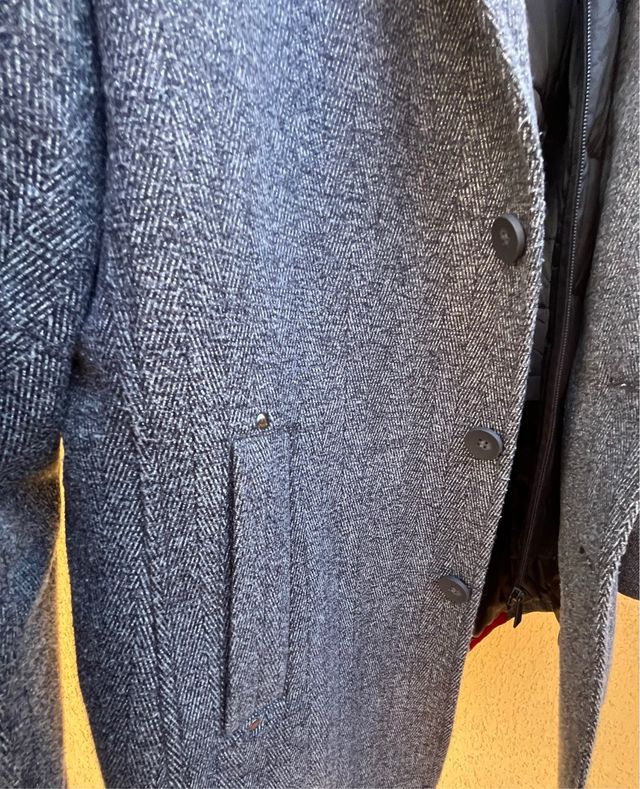 Abrigo gris con chaleco negro