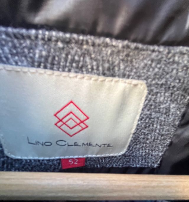 Abrigo gris con chaleco negro