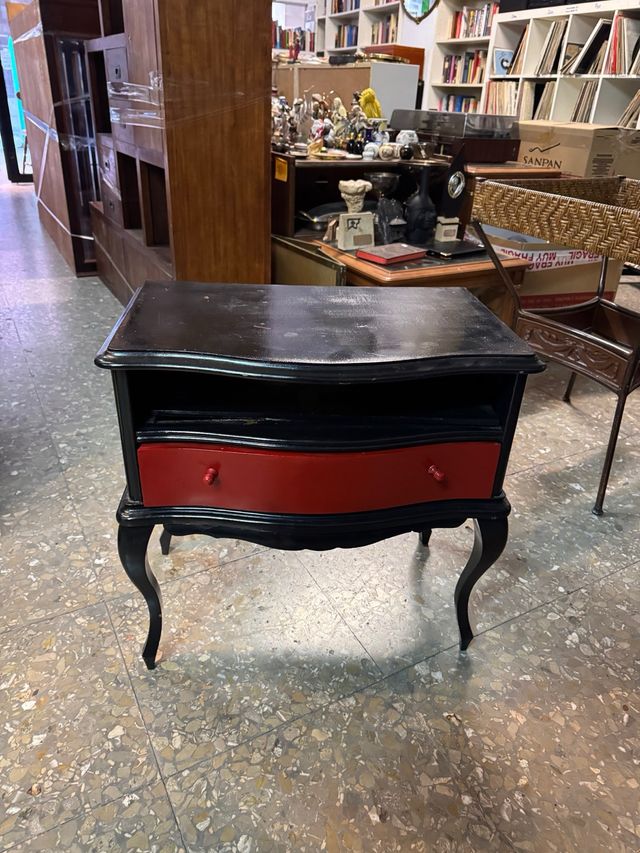 Mesita de noche negra y roja