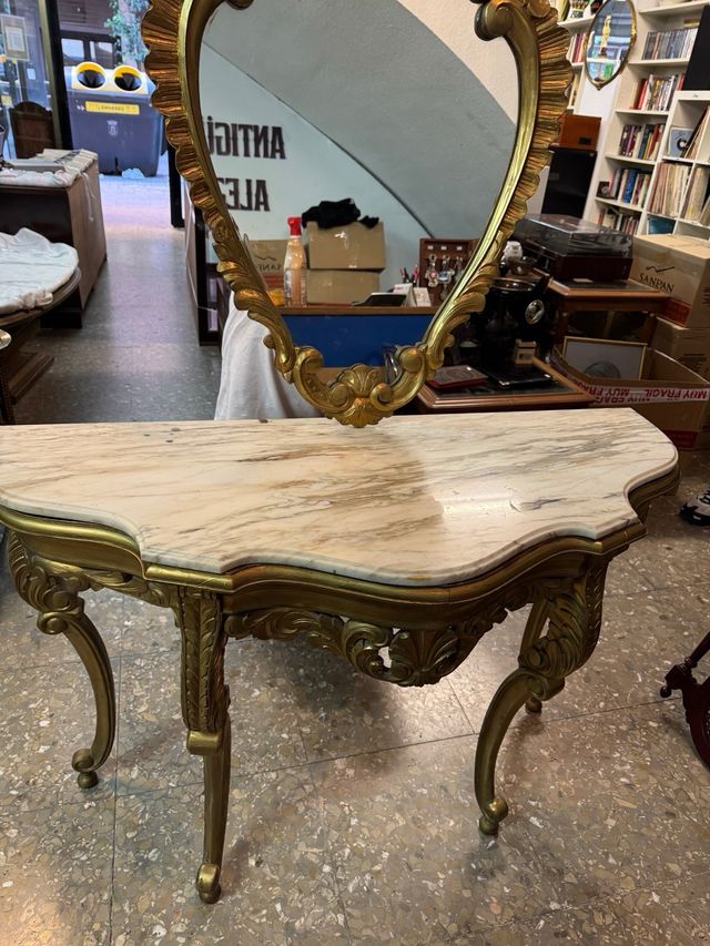 Recibidor con espejo de mármol y oro