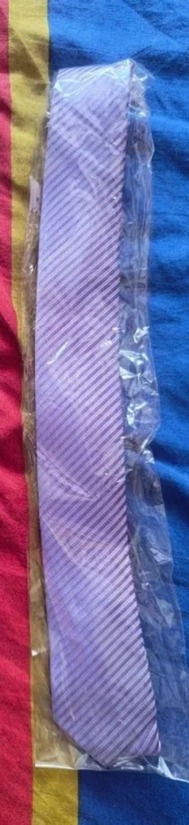 Corbata morada con rayas