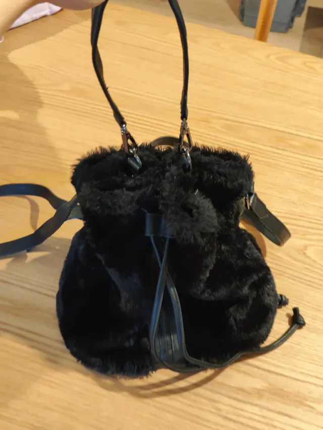 Zainetto nero in finta pelliccia