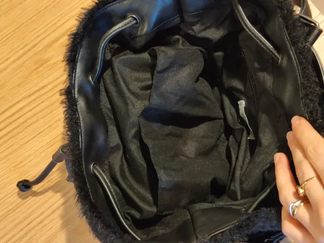 Zainetto nero in finta pelliccia