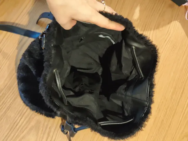 Zainetto nero in finta pelliccia