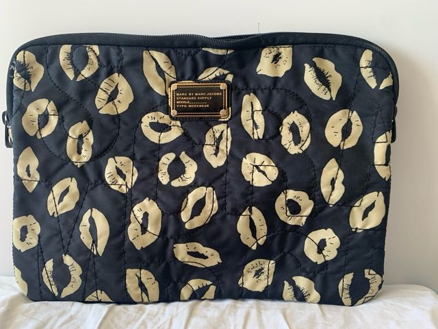 Funda portátil Marc Jacobs estampado.