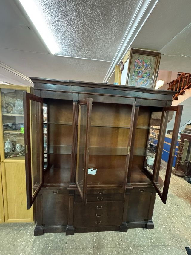 Mueble de salón de madera y cristal