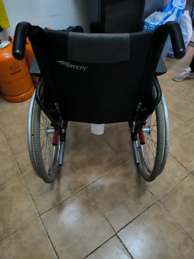 Silla de Ruedas Breezy Plegable y Desmontable.