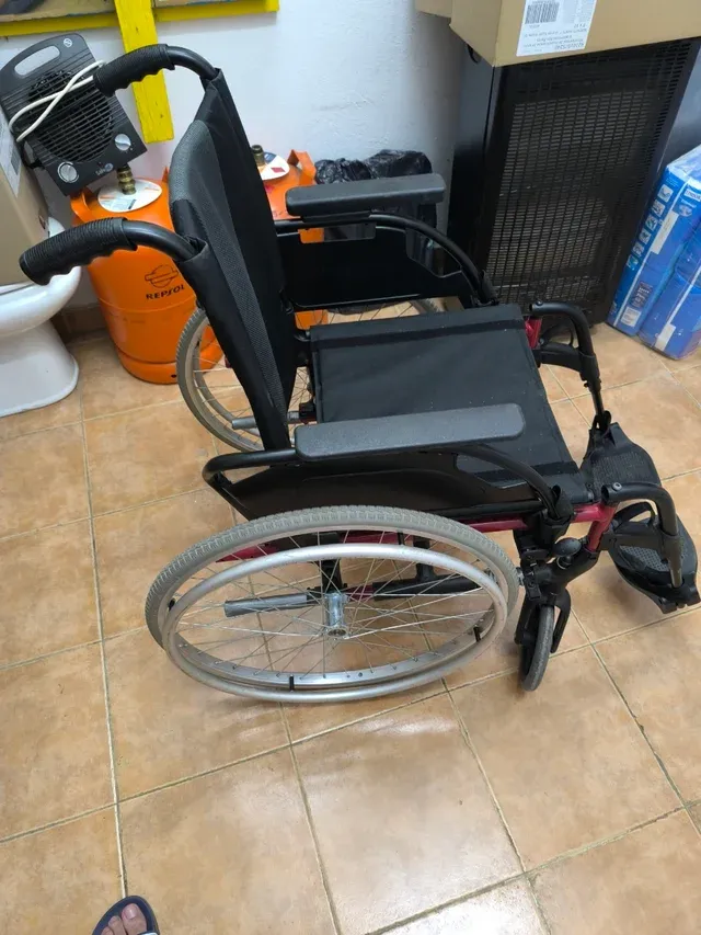 Silla de Ruedas Breezy Plegable y Desmontable.