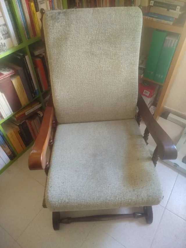Sillón balancín de tela y madera.