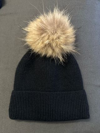 Berretto nero con pompon