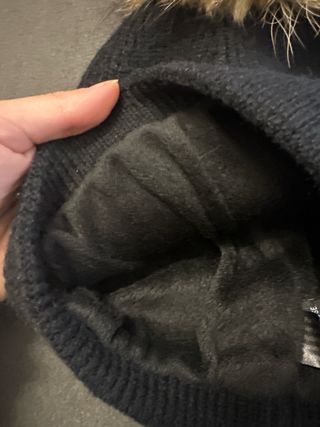 Berretto nero con pompon