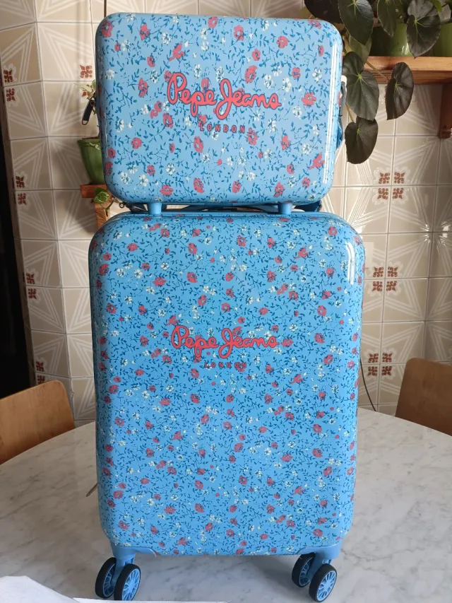 Conjunto Pepe Jeans: Mala Floral e Bolsa de Habilitação