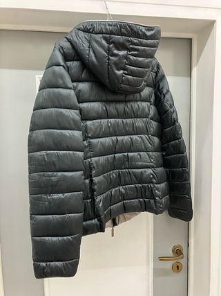 Piumino con cappuccio media lunghezza