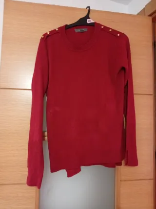 Jersey rojo con detalles dorados Talla 