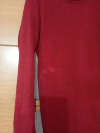 Jersey rojo con detalles dorados Talla 