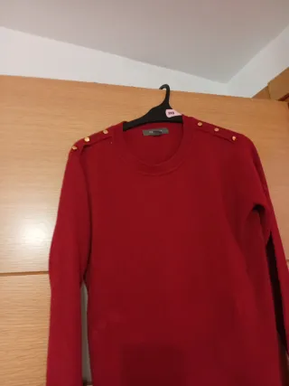 Jersey rojo con detalles dorados Talla 