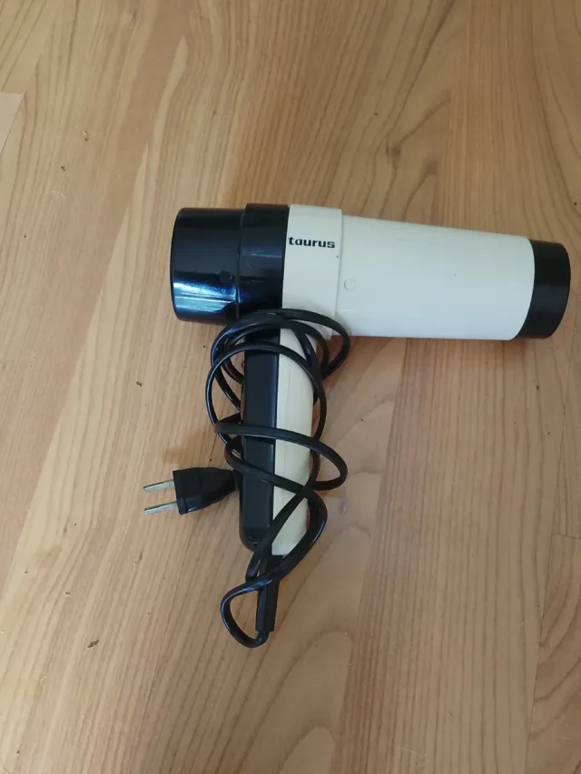 Secador de pelo Taurus blanco y negro