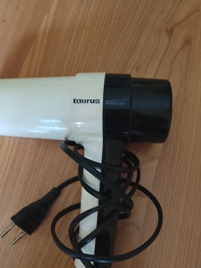 Secador de pelo Taurus blanco y negro